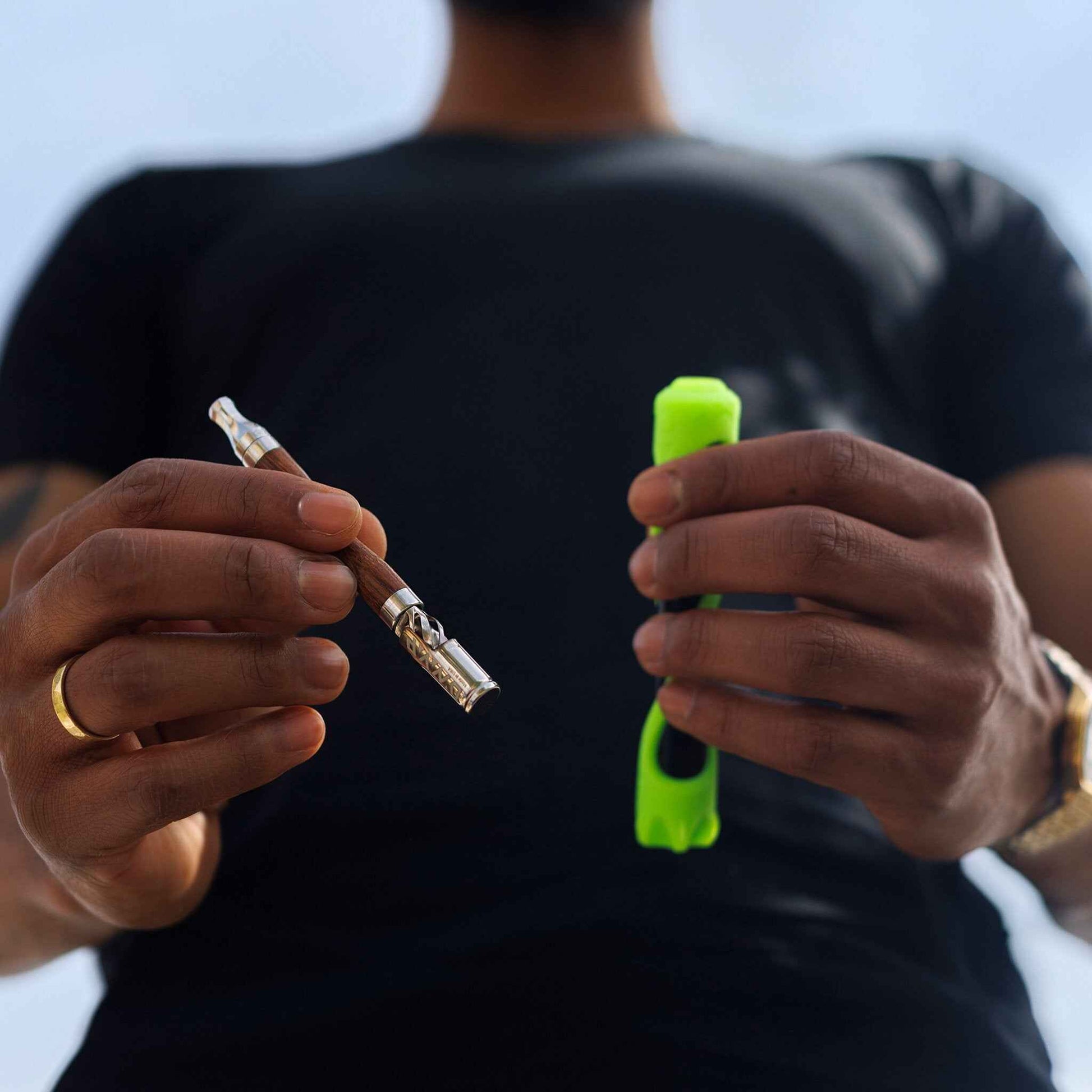 DynaVap The Woodwynd size in hand